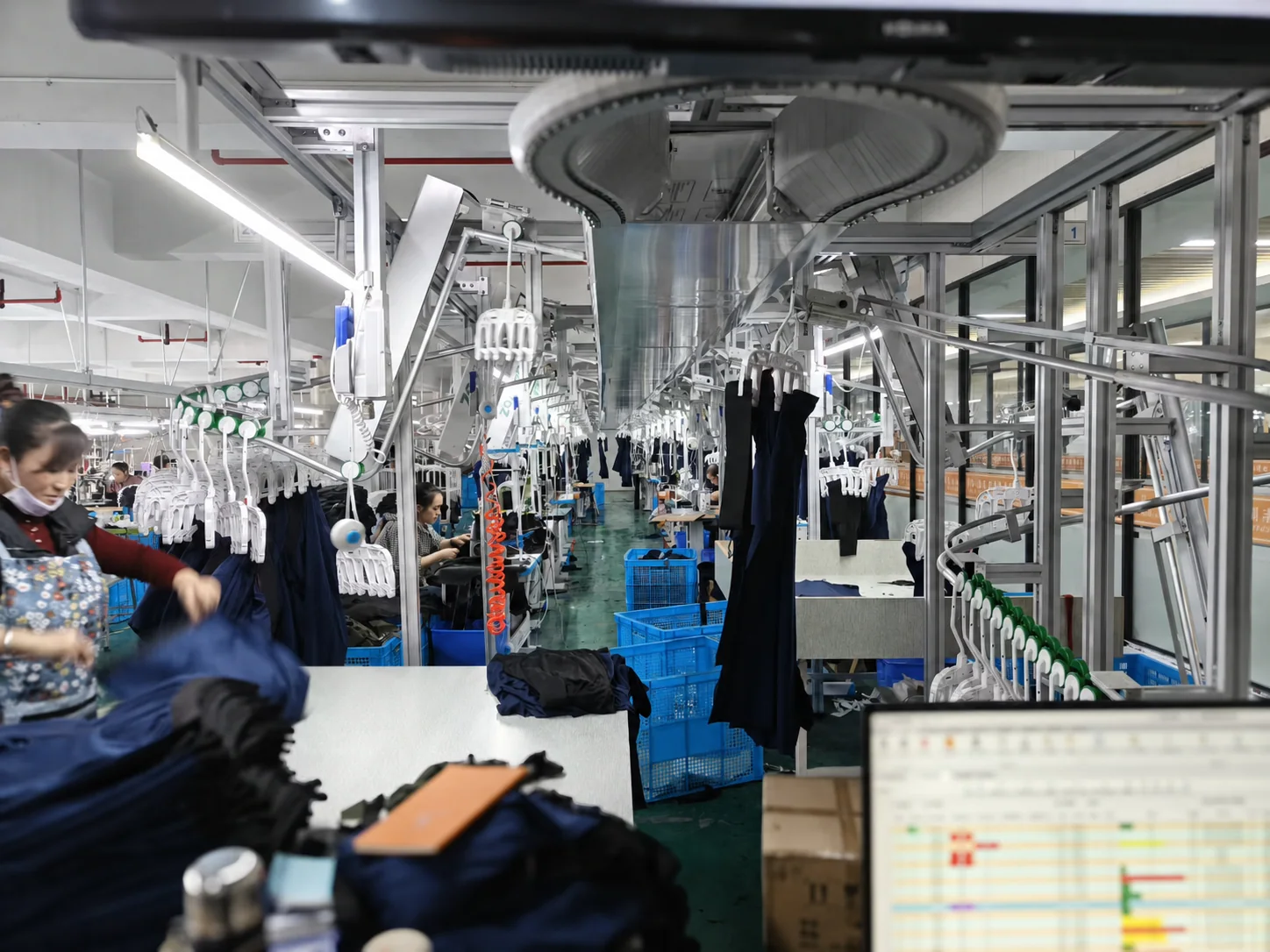 Área de producción de prendas técnicas en una fábrica de EZ Fishing Wear